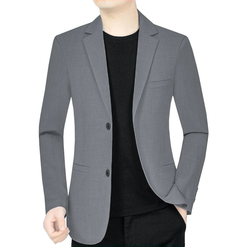 Blazer léger gris porté ouvert sur un t-shirt noir, vue de face