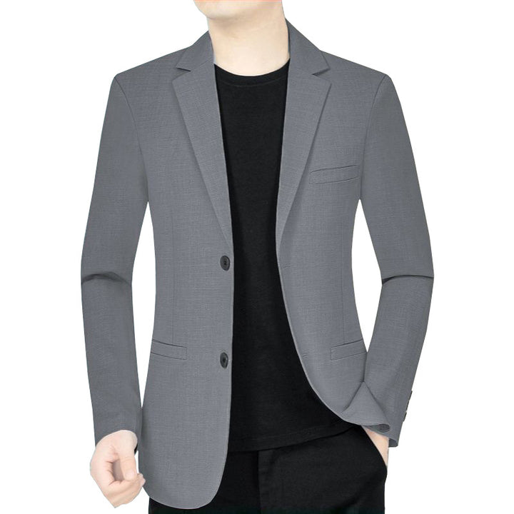 Blazer léger gris porté ouvert sur un t-shirt noir, vue de face