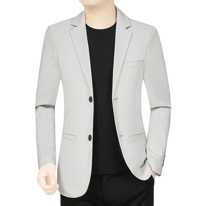 Blazer léger gris clair porté ouvert sur un t-shirt noir, vue de face