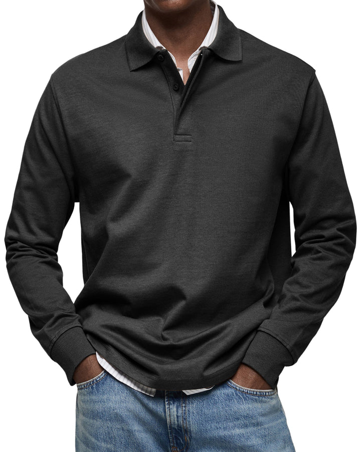 Polo à manches longues gris anthracite, col rabattu et chemise blanche visible au cou