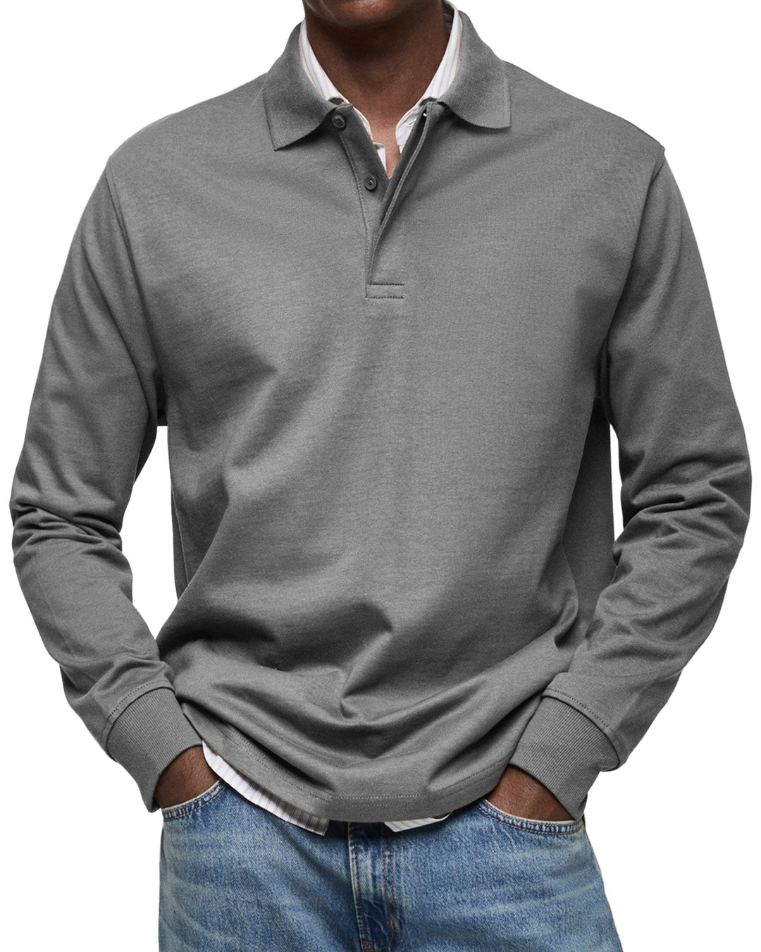 Polo à manches longues gris moyen, col ouvert sur une chemise blanche et un jean