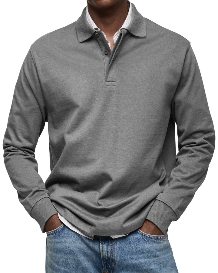 Polo à manches longues gris moyen, col ouvert sur une chemise blanche et un jean