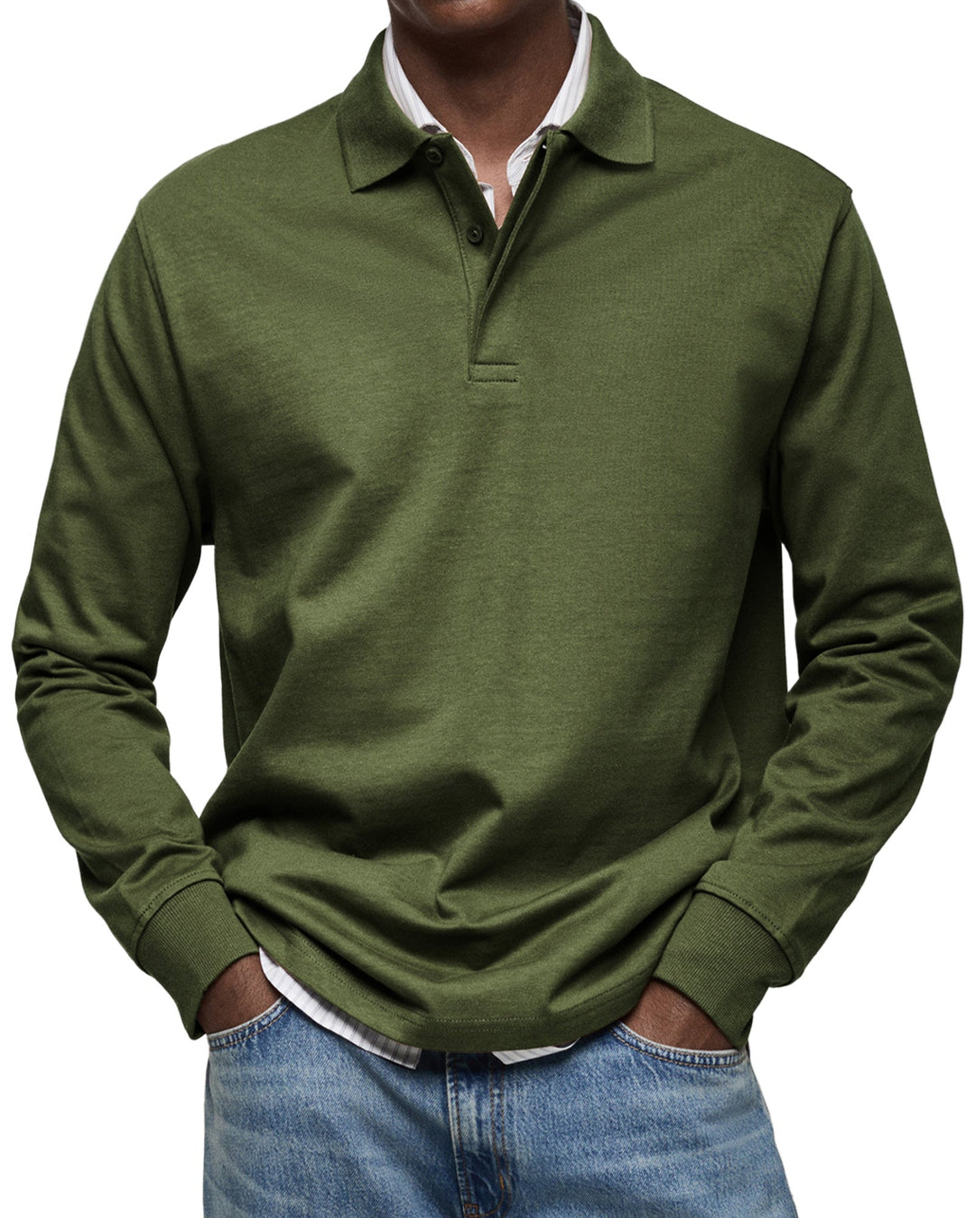 Polo à manches longues vert olive, col ouvert sur une chemise blanche et un jean