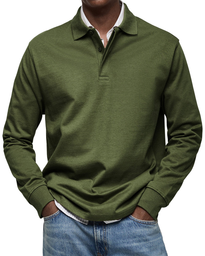 Polo à manches longues vert olive, col ouvert sur une chemise blanche et un jean