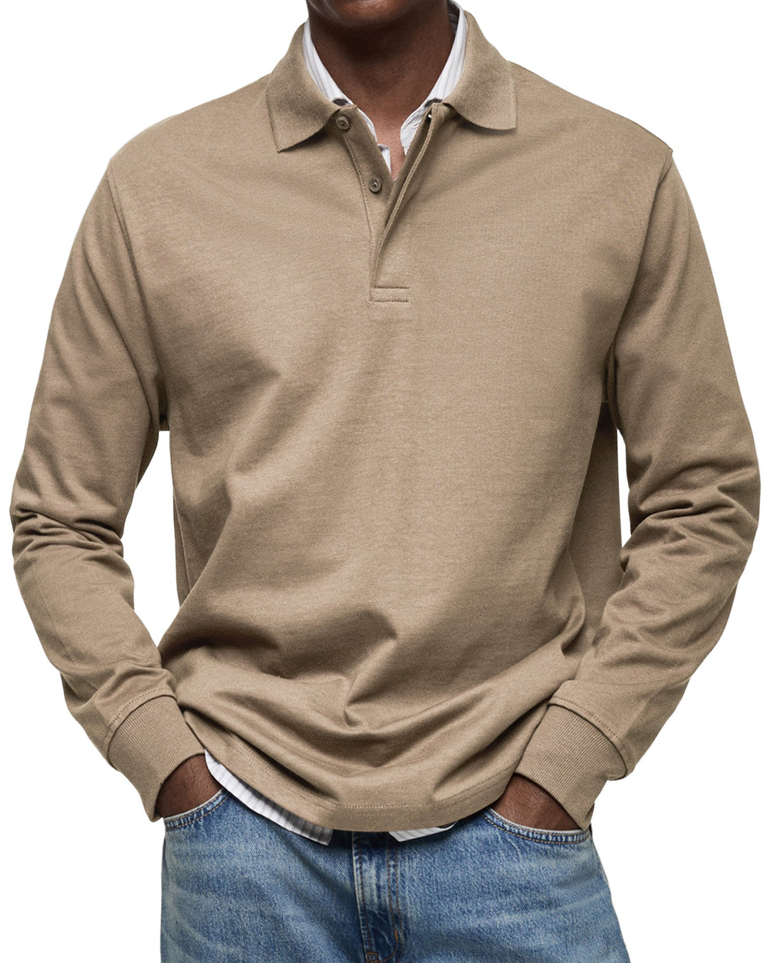 Polo à manches longues beige chiné, col rabattu et chemise blanche dessous