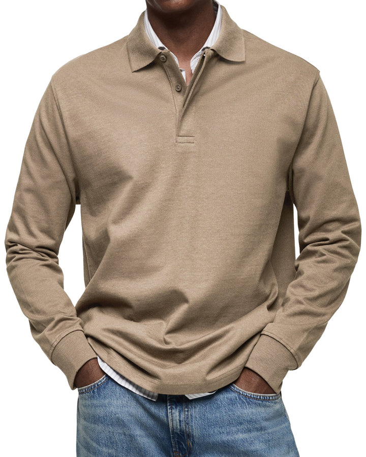 Polo à manches longues beige chiné, col rabattu et chemise blanche dessous