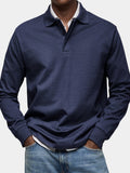Polo à manches longues bleu ardoise chiné porté sur une chemise blanche et un jean
