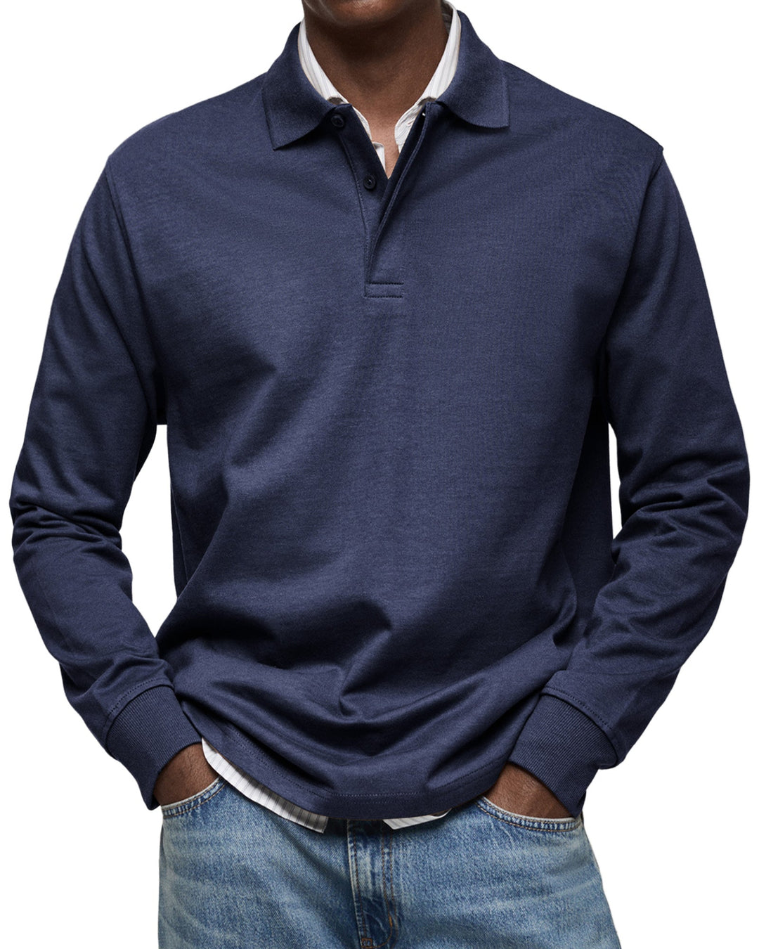Polo à manches longues bleu marine, patte à deux boutons et chemise blanche dessous