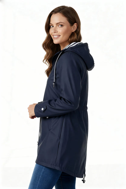 Manteau à capuche cordon, coloris bleu marine, vue de profil