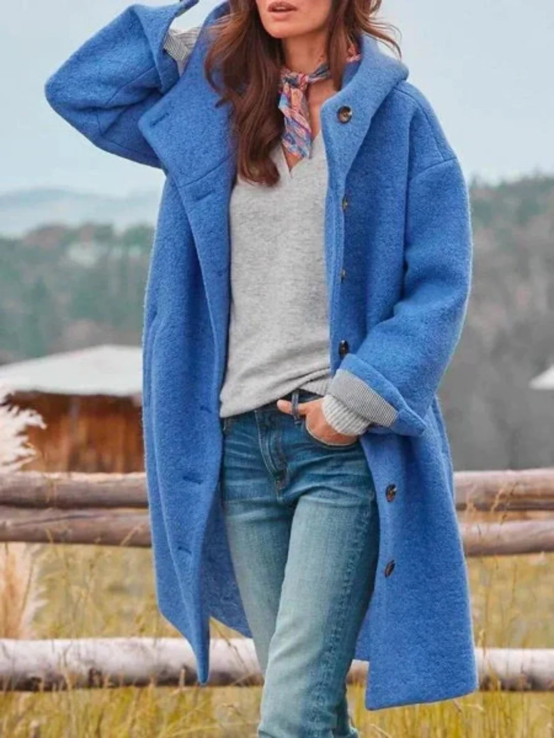 Manteau bouclé à capuche, coloris bleu vif, porté en tenue
