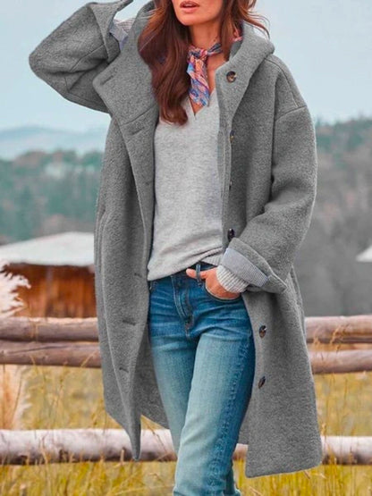 Manteau bouclé à capuche, coloris gris, porté en tenue