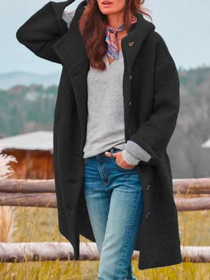 Manteau bouclé à capuche, coloris noir, porté en tenue