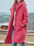 Manteau bouclé à capuche, coloris rose foncé, porté en tenue