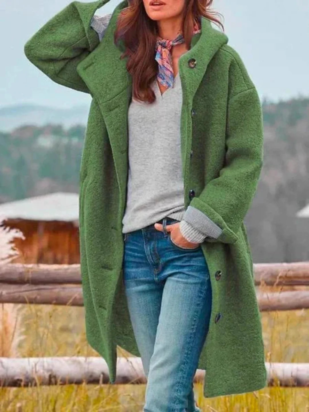 Manteau bouclé à capuche, coloris vert, porté en tenue