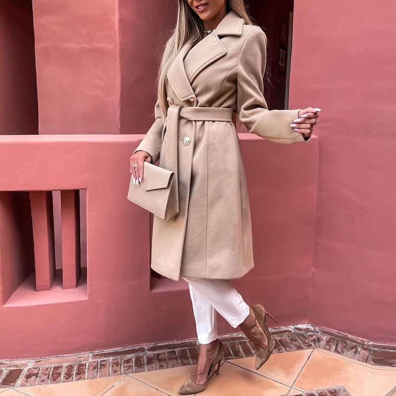 Manteau cintré à ceinture, coloris beige, porté en tenue