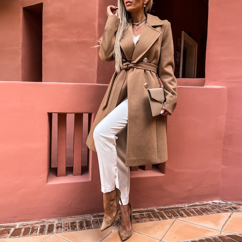Manteau cintré à ceinture, coloris camel, vue de trois quarts