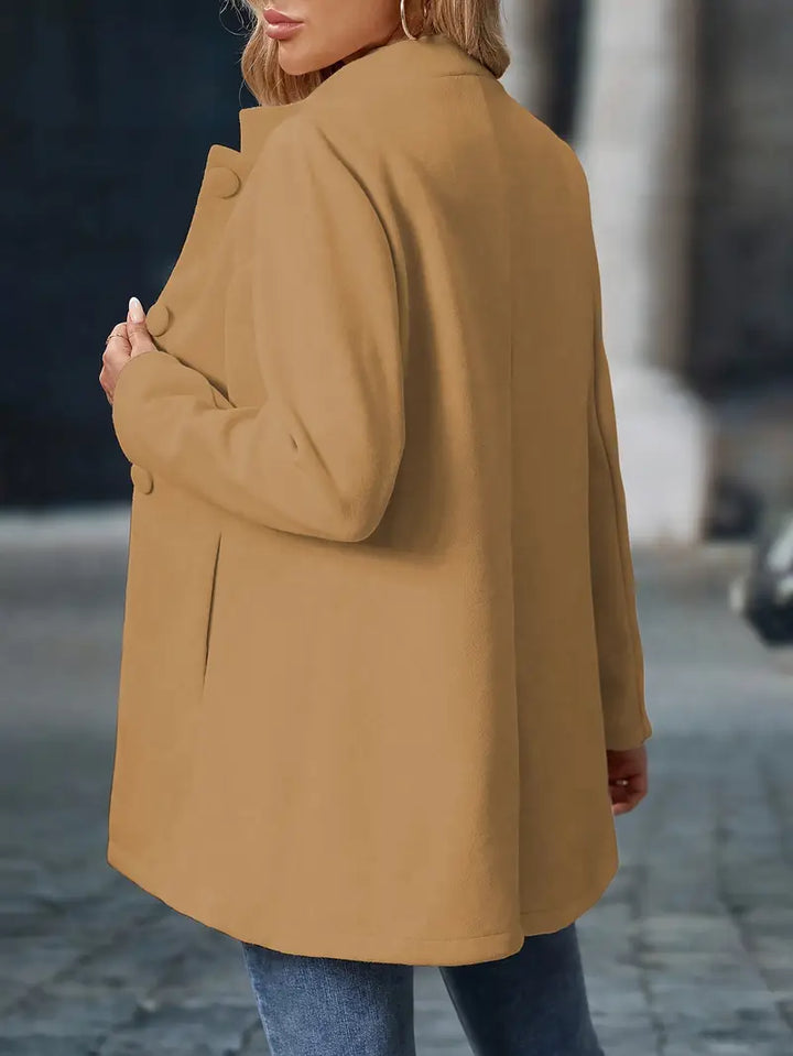 Manteau court à col montant, vu de dos