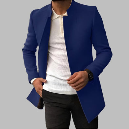 Manteau court col droit, coloris bleu vif, porté en tenue