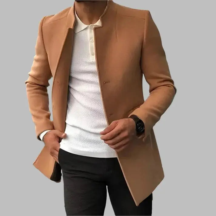 Manteau court col droit, coloris camel, porté en tenue