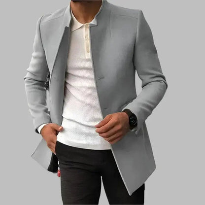 Manteau court col droit, coloris gris clair, porté en tenue