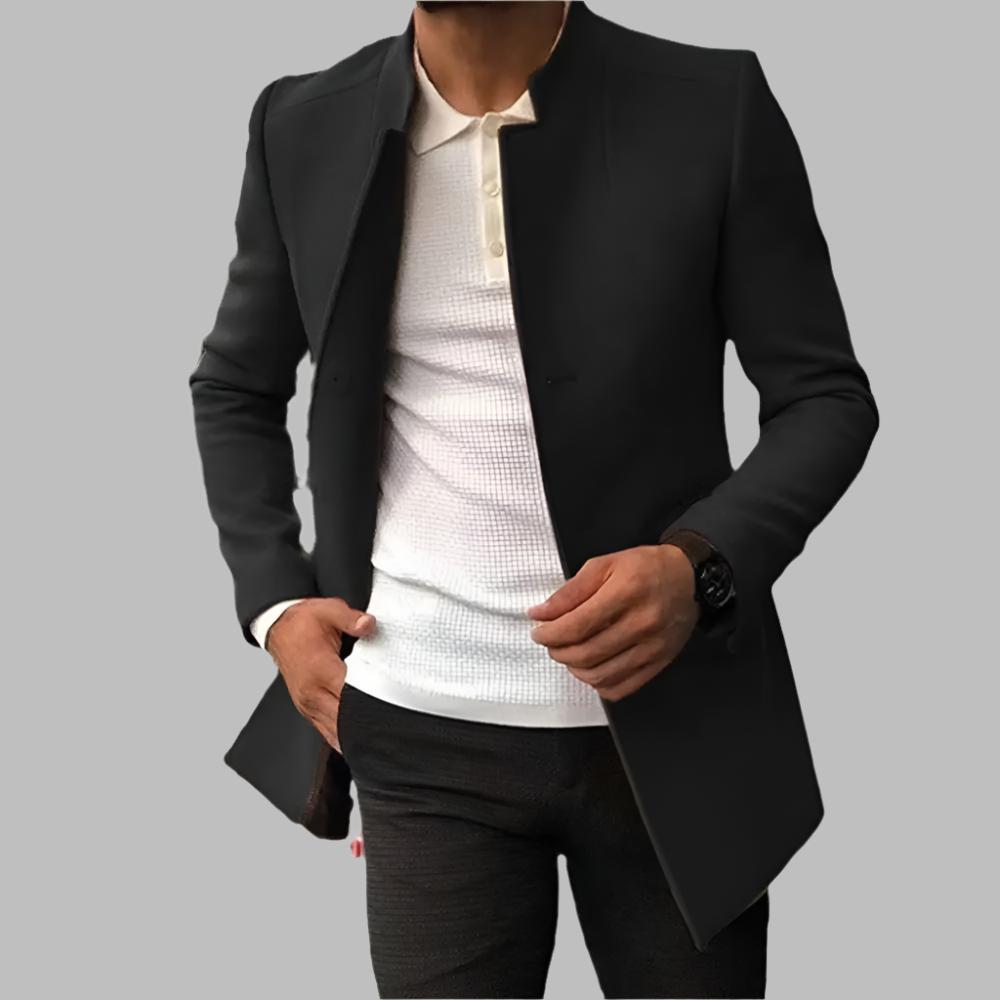 Manteau court col droit, coloris noir, porté en tenue