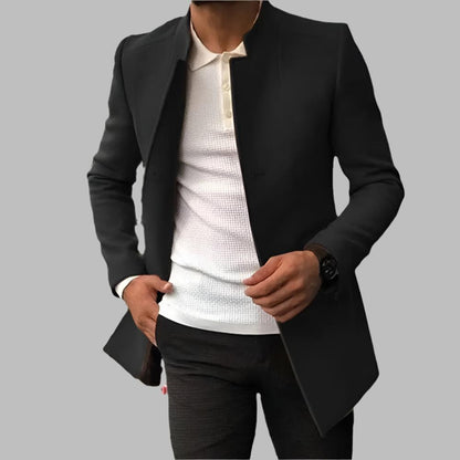 Manteau court col droit, coloris noir, porté en tenue