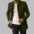 Manteau court col droit, coloris vert olive, porté en tenue