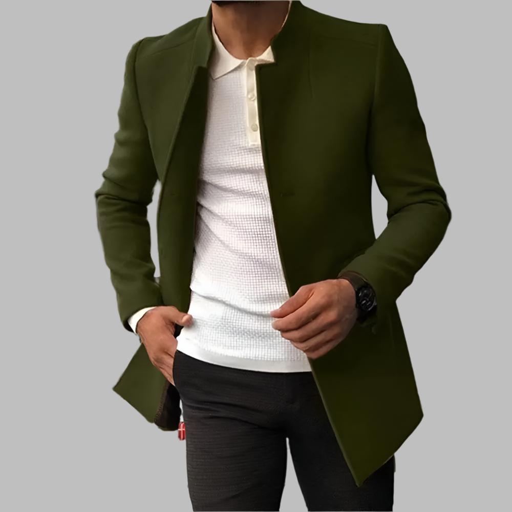 Manteau court col droit, coloris vert olive, porté en tenue