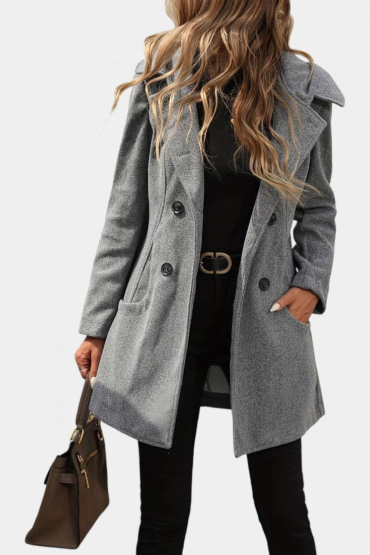 Manteau croisé à capuche, coloris gris, porté en tenue