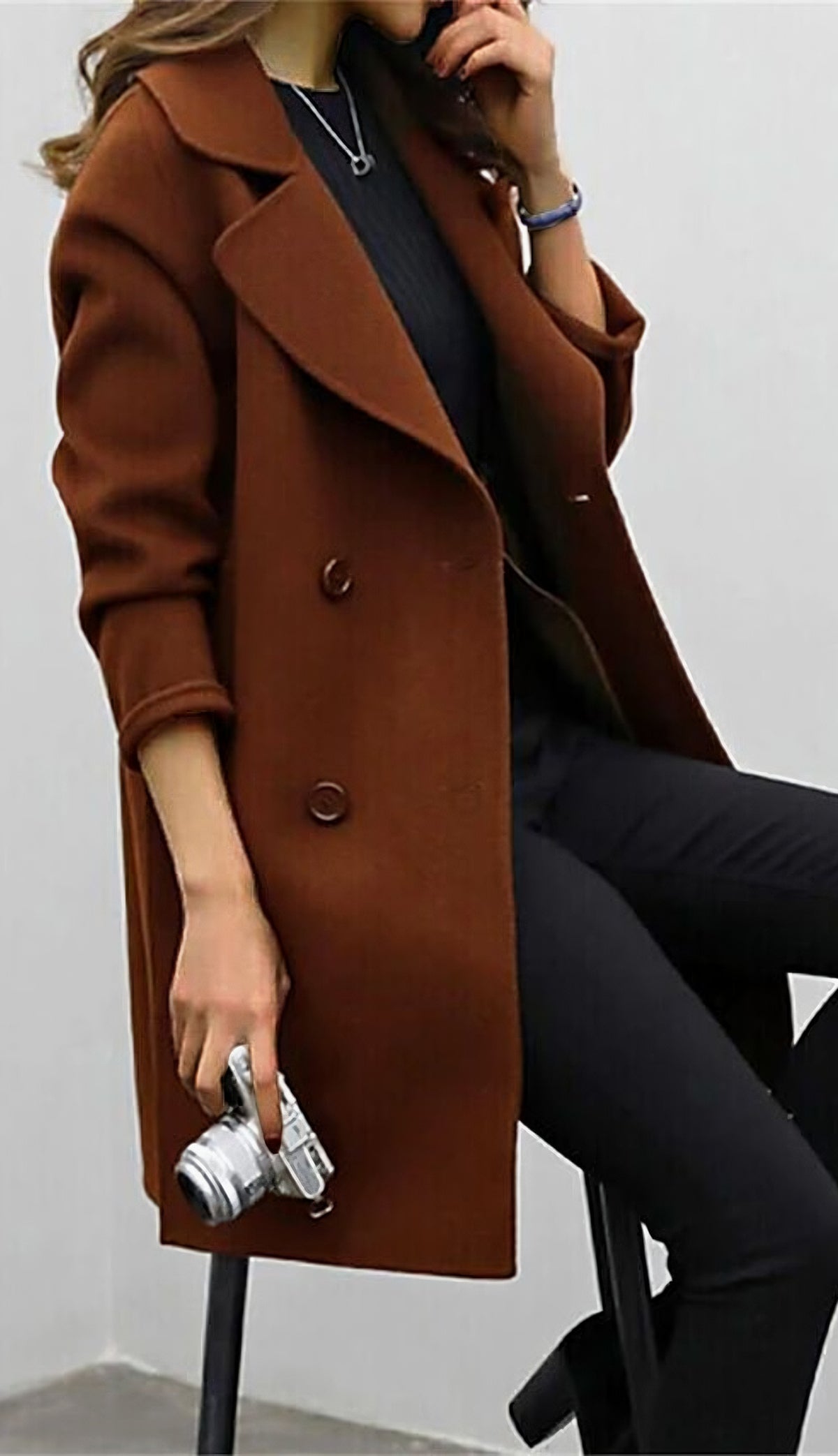 Manteau croisé à revers, coloris rouille, porté en tenue
