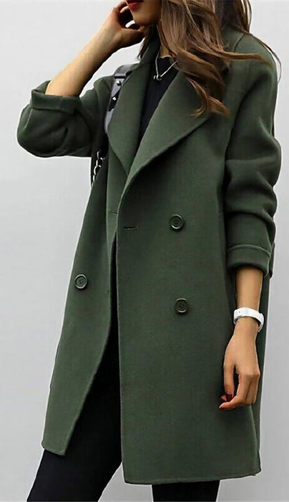 Manteau croisé à revers, coloris vert forêt, porté en tenue