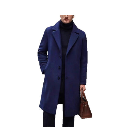 Manteau droit à revers, coloris bleu marine, porté en tenue