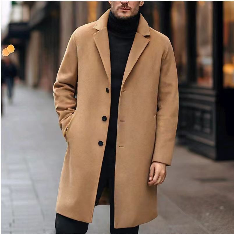 Manteau droit à revers, coloris camel, porté en tenue