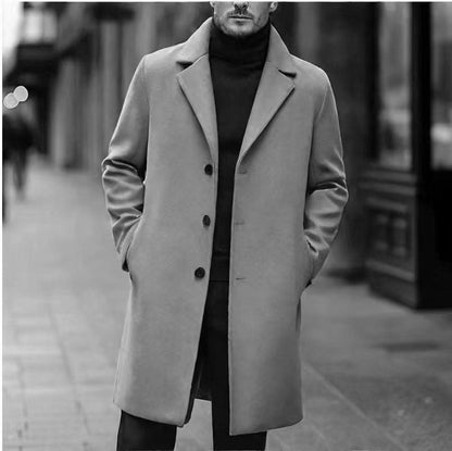 Manteau droit à revers, coloris gris clair, porté en tenue