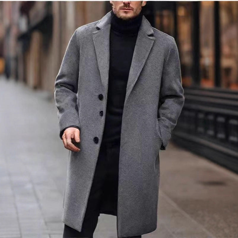Manteau droit à revers, coloris gris, porté en tenue