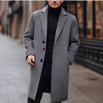 Manteau droit à revers, coloris gris, porté en tenue