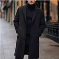 Manteau droit à revers, coloris noir, porté en tenue