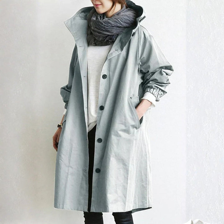 Manteau long à capuche, coloris bleu brumeux, vu de face