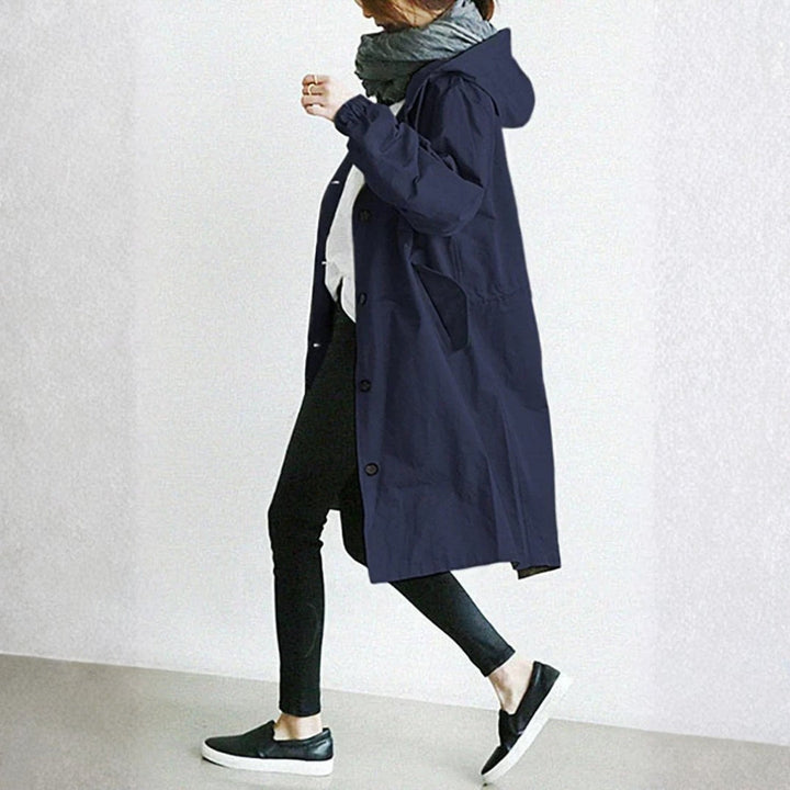 Manteau long à capuche, coloris bleu, vu de face
