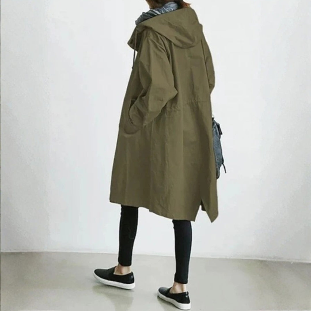 Manteau long à capuche, coloris kaki, vu de face