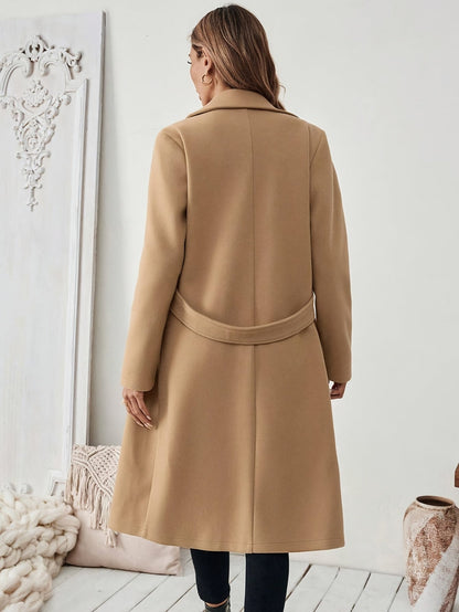 Manteau long ceinturé droit, coloris camel, vue de dos