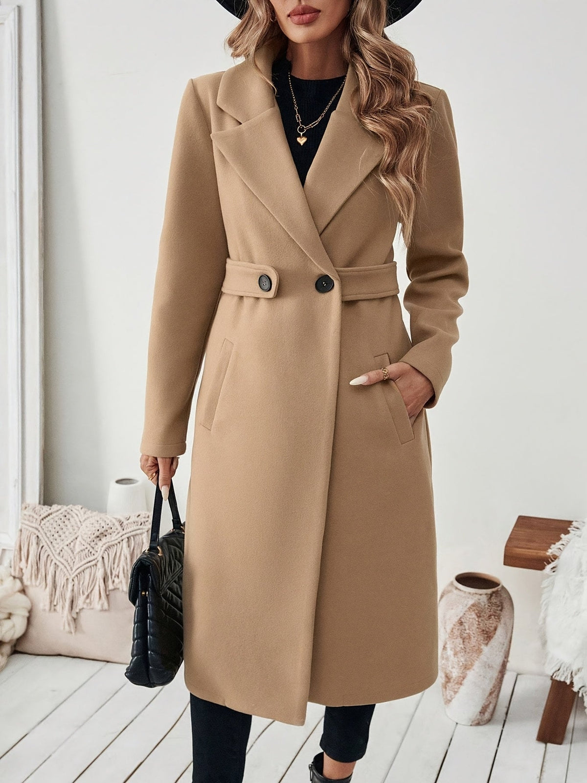 Manteau long ceinturé droit, coloris camel, vue de profil