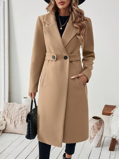 Manteau long ceinturé droit, coloris camel, vue de profil