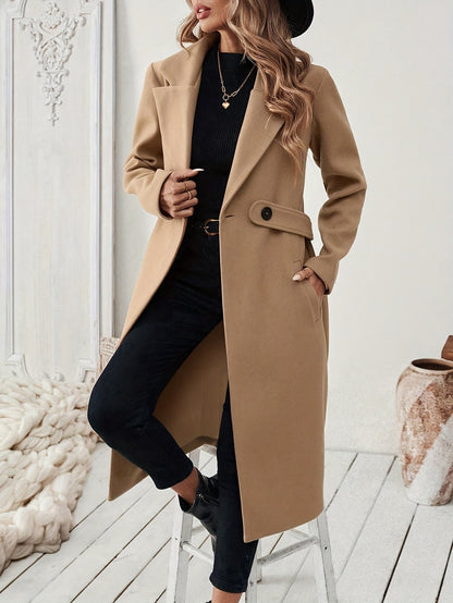Manteau long ceinturé droit, coloris camel, vue de trois quarts
