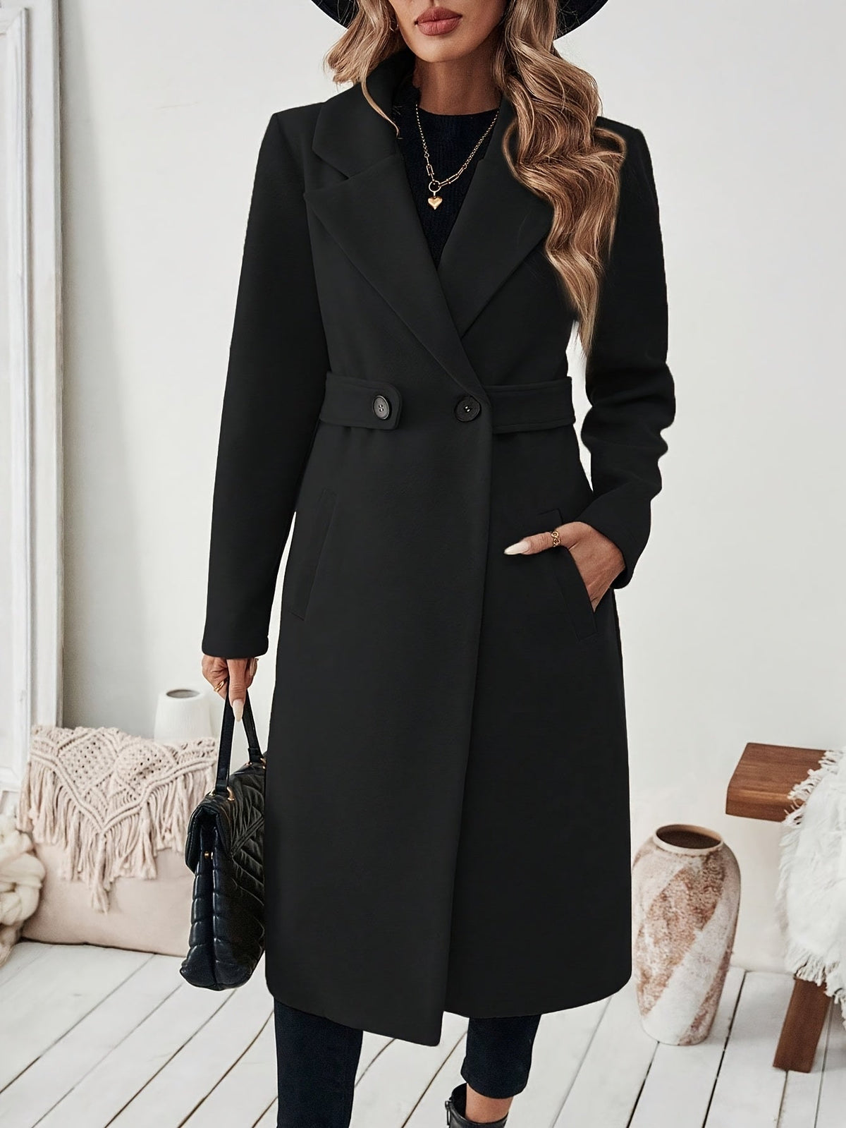 Manteau long ceinturé droit, coloris noir, vue de trois quarts