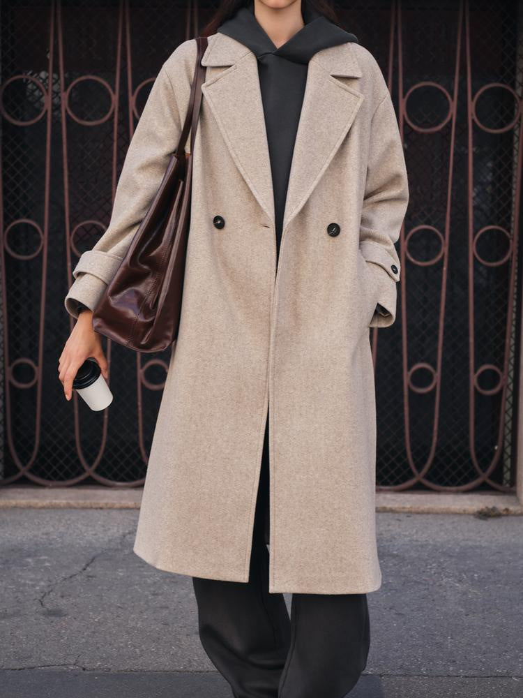 Manteau long croisé ample, coloris beige, vue de face