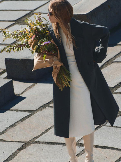 Manteau long croisé ample, coloris gris foncé, porté en tenue