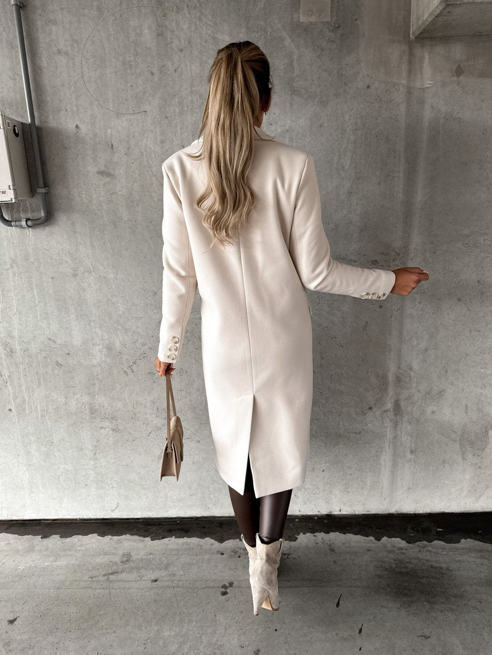 Manteau long croisé cintré, coloris ivoire, vue de dos
