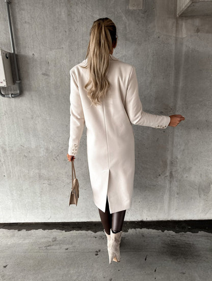 Manteau long croisé cintré, coloris ivoire, vue de dos