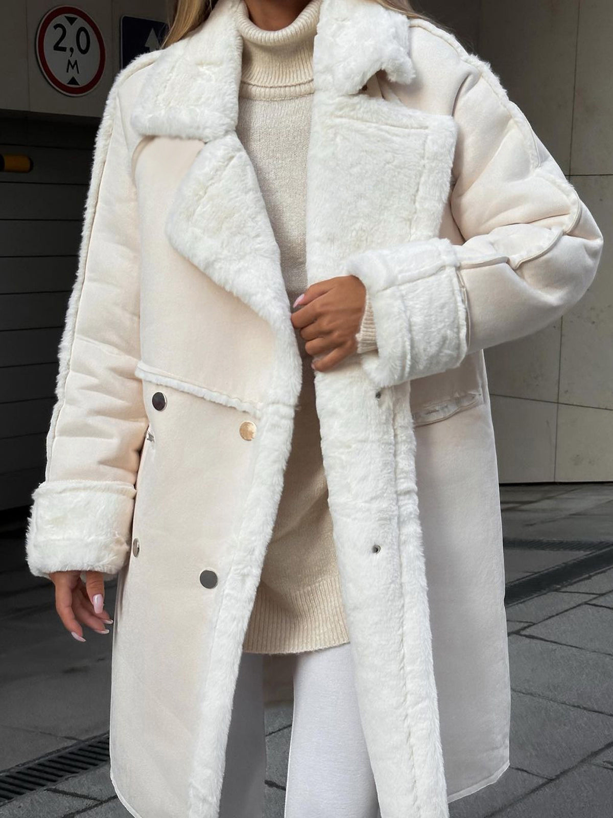 Manteau long croisé fourré, col et poignets bordés